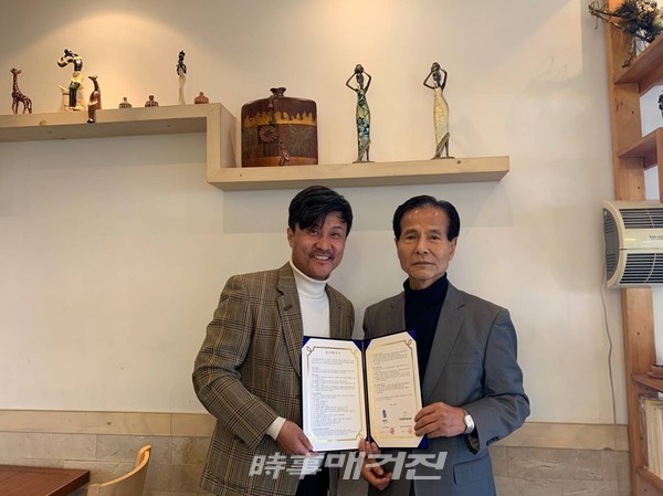왼쪽부터 이주노(베리스토어 부사장 지상학(한국영화인총연합회 회장)  사진제공 한국영화인총연합회