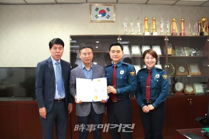 류상열 대구강북경찰서장은, 8일 북대구우체국과 칠곡농협을 방문, 보이스피싱 예방에 적극적으로 협조해 준 두 기관에 감사장을 수여하였다. 2019.05.08. (사진_강북경찰서)