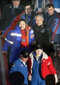 ▲ 전 국민적 기대를 안고 우주공간에서 18가지의 과학 실험까지 수행해 낸 이소연 씨는 우주항해를 떠난 지 10박 12일 후에 지구로 무사 귀환했다.