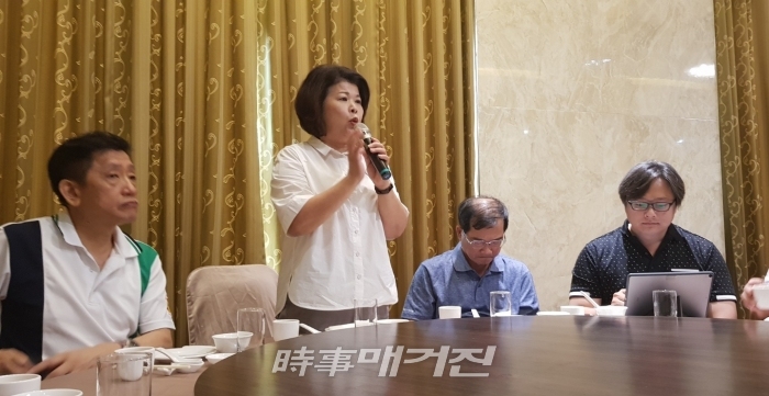 사진_만찬회장에서 국제라이온스협회 300-D1지구 총재 장시우화(張秀華 zhāng xìu huá)가 인사말을 전하고 있다.
