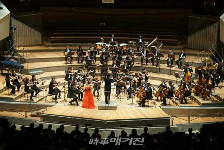 독일 베를린 필하모니 대극장(Berliner Philharmnie Grosser Saal)에서 뮤즈심포니오케스트라와 '한반도 평화통일 기원 평화음악회'를 지휘하는 장기웅 교수 (사진=미션아일랜드)