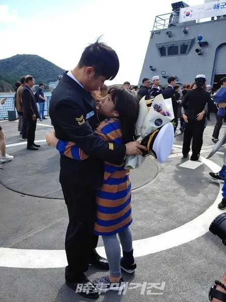 16일(수) 오전 진해 군항에서 열린 '청해부대 29진 입항 환영행사'에서 파병에 복귀한 장병이 가족들을 만나고 있다.(사진_송상교기자)