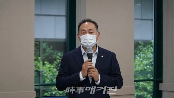 김원이 더불어민주당 국회의원이 지난 27일 이룸센터에서 열린 ‘화장품 제조업자 자율표시 개정, 왜 필요한가?’ 토론회에서 인사말을 하고 있다.(사진_김원이 의원실)