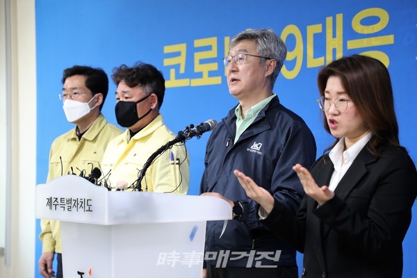 원희룡 도지사가 브리핑을 하고 있다 (제주특별자치도)