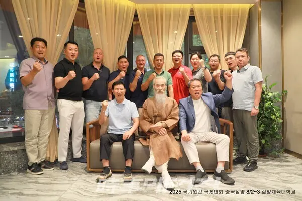 기념 촬영을 하고 있다.(사지_신두범 사범 제공)