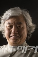 필자 : 차홍규 (車鴻圭) 홍대 미술학석사, 동신대 공학박사 기능올림픽, 장애인 기능 심사위원, 서울국제평회미술제 심사위원장 88올림픽 기념 공모 작품전 서울시장상 및, 장관상 등 다수 개인전 59회 및 미주, 유럽, 아시아 등 비엔날레, 초대전, 등 단체전 300여 회 한중수교 20주년 기념작가(한국, 중국 유일 작가) 북경칭화대 미대 정년퇴임. 현 한국조형예술원석좌교수, 한중미술협회 명예회장