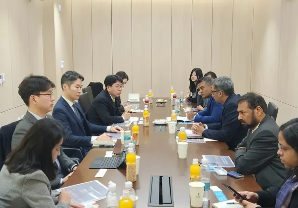 지난 20일 오후 박종연 인프라금융부장(사진 왼쪽에서 네 번째) 등 한국해양진흥공사 직원들은 코비씨 워리나에서 한국을 방문한 인도 항만해운수로부 일행과 간담회를 갖고, 양국 간 해운·항만·물류인프라 협력 방안을 논의하고 있다.(사진_해진공)