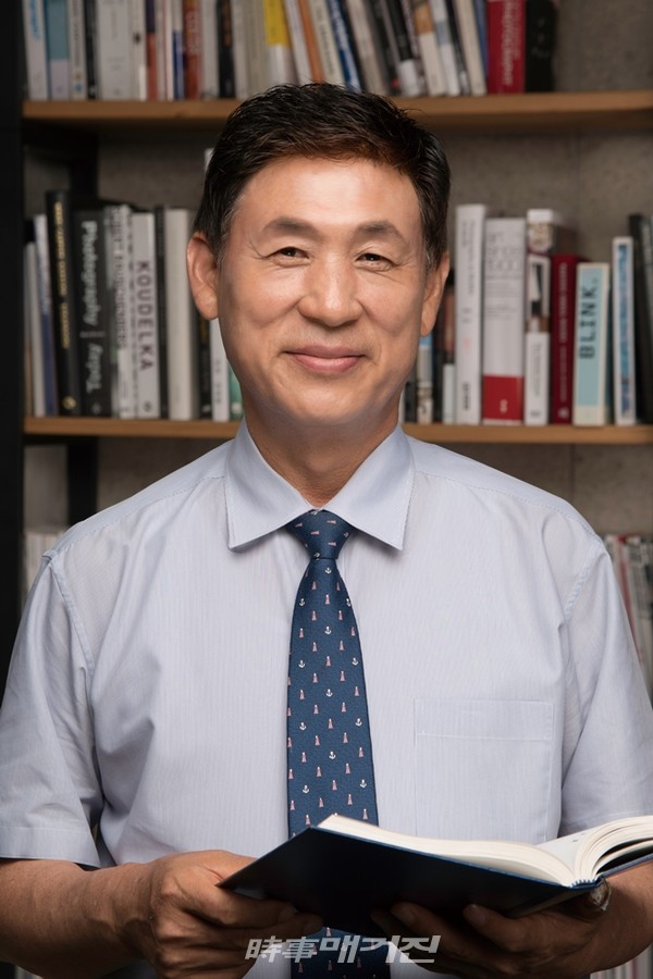 이동훈 총장은 본교 출신 1호 총장으로 서울과기대에서만 약 25년간 재직했으며 특히 산학협력 관련 보직교수로 오래 동안 활동했다.