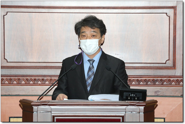 23일 정읍시의회 제261회 임시회에서 이도형 의원이 5분 발언을 통해 '행정수요에 맞는 공무원 정수 설정'과 '정규 공무원 채용 원칙' 등의 제도화를 강력 주문하고 있다(사진-정읍시의회 홍보팀).