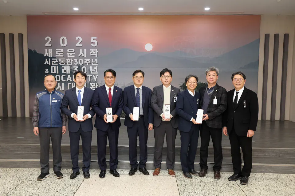 2일 김해시청 시무식에서 ‘2024 베스트 간부공무원’과 ‘베스트 시의원’에게 인정패를 전달 후 단체 기념촬영을 하고 있다.(좌측부터 정창복 노조지부장, 정준호 의원, 송재석 의원, 김진규 의원, 김민규 인사과장, 박종환 경제국장, 허상배 건축과장, 홍태용 시장)(사진_김해시)