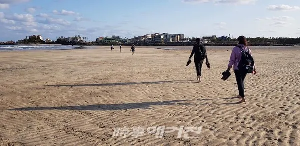 표선 드넓은 모래 해변을 맨발로...