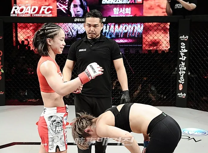 박정은(오른쪽)이 함서희와 대결을 마친 이후 인사를 하고 있다 <사진제공=ROAD FC>