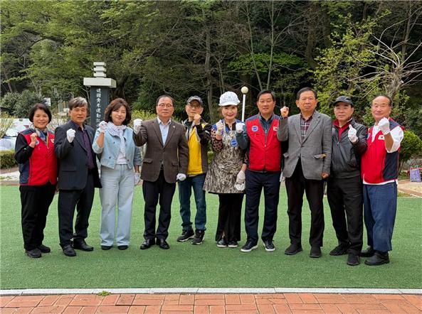 14일 한국자유총연맹 부산광역시지부 시위원장협의회 관계자들이 부산 자유회관 야외광장에서 어르신들을 대상으로 무료급식 봉사활동을 진행하고 기념촬영을 하고 있다.(사진_한국자총 부산지부)