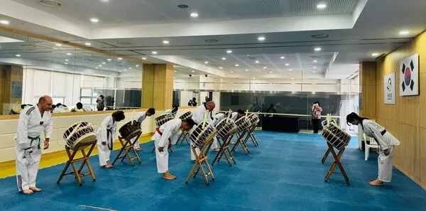 태권북 체험 프로그램에 참가한 외국인들 (사진_태권도진흥재단)