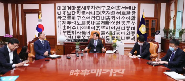 박병석 국회의장이 24일 의장집무실에서 홍남기 경제부총리 겸 기획재정부 장관의 예방을 받고 환담을 나누고 있다.(사진_국회)