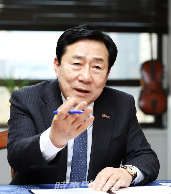 중소기업중앙회 김기문 회장이 2027년 2월까지 다시 한 번 중소기업과 협동조합의 손과 발이 되어 뛰기로 했다. (사진_중소기업중앙회)