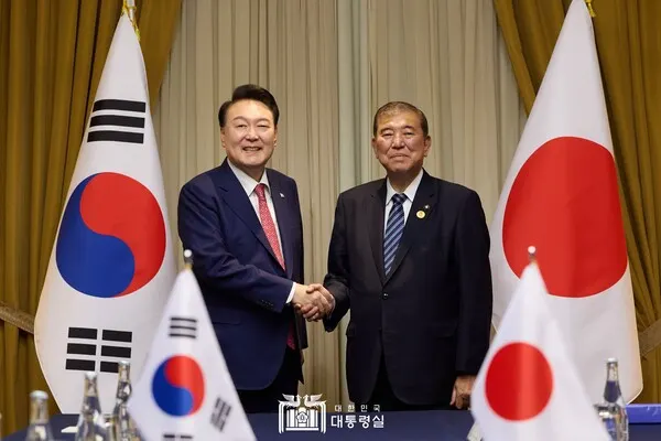 윤석열 대통령이 지난 16일(현지시간) 페루 리마의 한 호텔에서 이시바 시게루 일본 총리와의 정상회담을 앞두고 기념촬영을 하고 있다.(사진_대통령실)