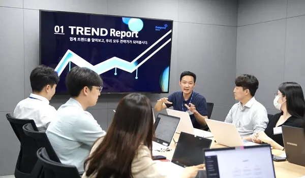 동원그룹 임직원들이 '동원GPT' 실습 교육을 받고 있다.(사진_동원그룹)