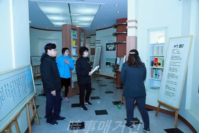 구무영 진해구청장이 김달진문학관을 찾았다. (사진_진해구청)
