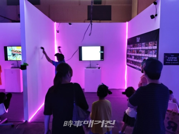 롯데백화점 평촌점(범계역) 식품관 2층 문화홀, VR 테마 가족 놀이공간 ‘V 리얼 파크’ 성황! / 사진=시사매거진 하명남 기자