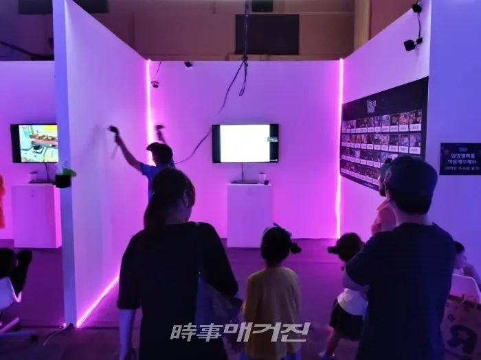 롯데백화점 평촌점(범계역) 식품관 2층 문화홀, VR 테마 가족 놀이공간 ‘V 리얼 파크’ 성황! / 사진=시사매거진 하명남 기자