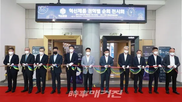조달청이 16일 광주 김대중컨벤션센터에서 개최된 혁신제품 호남권 전시회에서 참석자들과 테이프커팅을 하고 있다.(사진-조달청)