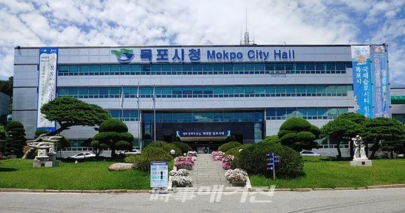목포시가 다가오는 추석명절이 코로나19 재확산의 분기점이 되지 않도록 특별 방역 대책을 마련하고 나섰다.사진은 목포시 청사 전경이다.(사진_송상교기자)