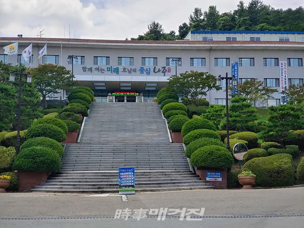 나주시는 "내달부터 3개월 간 전체 가구의 상하수도요금을 ‘50% 감면’하고 연내 요금을 동결한다"고 23일 밝혔다. 사진은 나주시청 청사전경이다.(사진_송상교기자)