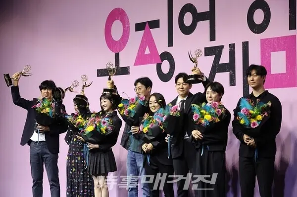지난해 9월 16일 오후 서울 중구 웨스틴조선호텔에서 열린 넷플릭스 시리즈 ‘오징어게임’ 에미상 수상 기념 간담회에서 황동혁 감독을 비롯한 배우와 스태프가 포즈를 취하고 있다.