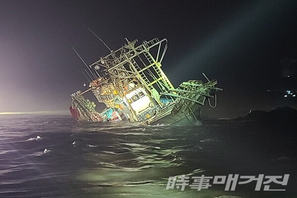 지난 5일 밤 진도군 해상에서 암초에 얹혀 좌초된 사고 선박 A호와  승선원 7명 전원을 목포해경이 무사 구조했다/사진=목포해양경찰서 제공