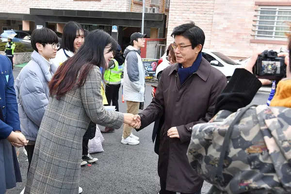 이석문 교육감이 학생들을 응원하기 위해 나온 한 교사와 인사를 나누고 있다.
