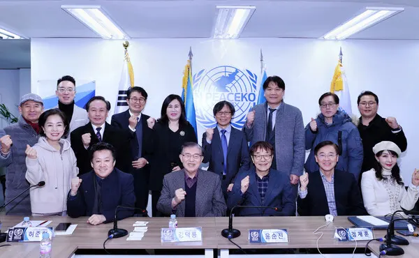 정책간담회에 참석한 많은 전문가들과 UN피스코 관계자들이 기념촬영을 하고 있다.(사진_UN피스코)