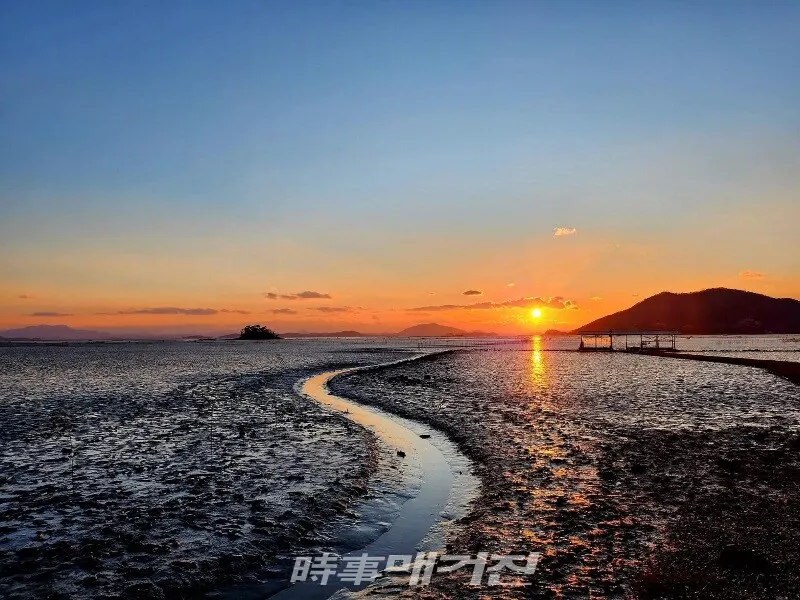 순천만 와온해변의 일몰(사진_조용우)