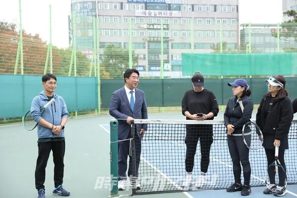 고양시테니스협회 임원들과 발전 방향을 이야기 하고 있다. 왼쪽부터 서현욱 총괄부회장, 이기헌의원, 유혜정 재무 부회장, 이사 (사진_정연수 기자)