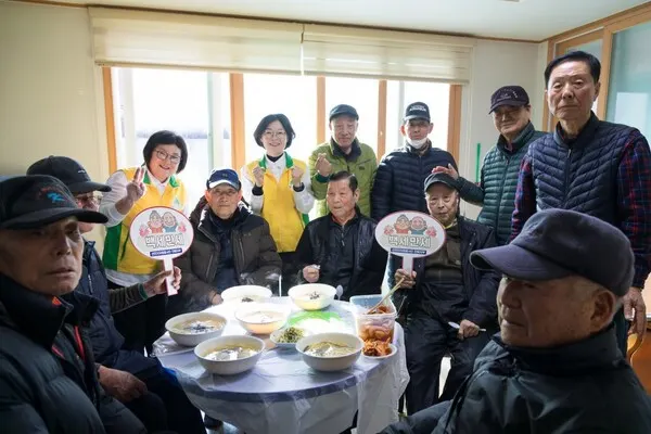 지난 12일 신천지자원봉사단 진해지부가 자은동 경로당에서 백세만세 봉사활동을 진행한 가운데 봉사자들과 어르신들이 기념촬영을 하고 있다.(사진_신천지자원봉사단 진해지부)