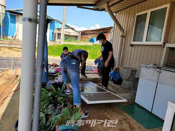 나주시 반남면 주민과 공무원들이 추석 명절을 앞두고 도움이 필요한 어르신 세대를 방문해 봉사하며 구슬땀을 흘렸다.(사진_나주시청)