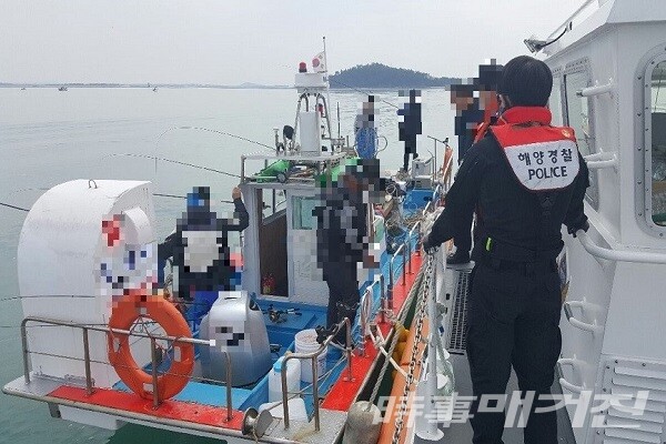 목포해경이 안전한 낚시문화와 해양사고 예방을 위해 낚시어선에 대해 안전계도를 실시하고 있다/사진=목포해양경찰서 제공