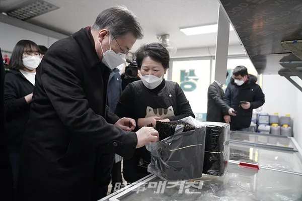 문재인 대통령은 5일  ‘세계 최대 해상풍력단지 48조 투자협약식’ 후 신안젓갈 타운을 찾았다.(사진_청와대 대변인실)