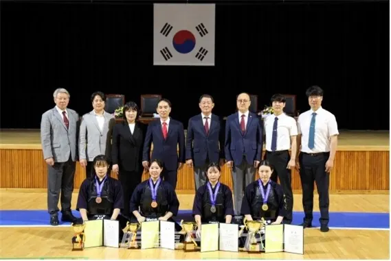 여자개인전 입상자(앞줄 가장 오른쪽이 서해중 고민주 선수) (사진_시사매거진)