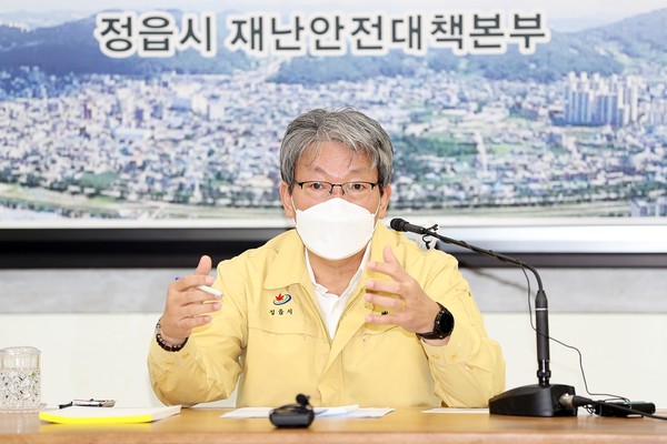 6일 정읍시청 구내식당에서 긴급 기자회견을 주재하고 있는 유진섭 정읍시장(사진-정읍시청 홍보실)