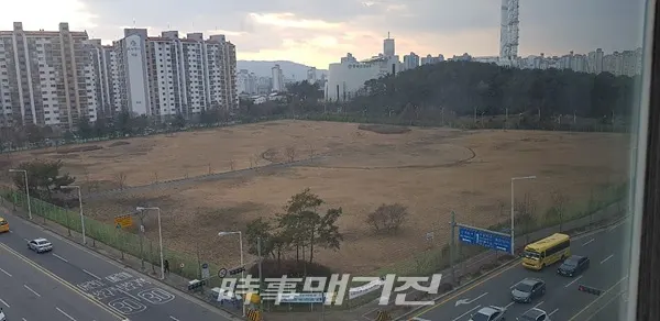 지난 2017년 11월 송신탑이 철거된 신창동 KBS 3라디오 부지.  KBS이사회는 2018년 7월 송신소 부지 매각결정을 내렸다.(사진_더민주광산을 제공)