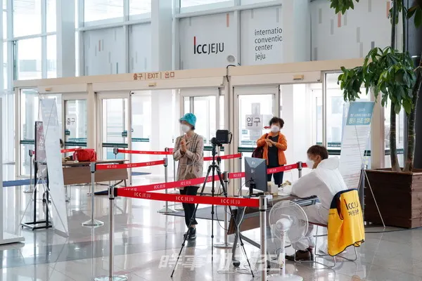 ICC JEJU 정문 출입구(열화상카메라, 손소독, 의료인력 배치) 코로나19 대비 방역체계 강화하고 있다 (사진- 제주국제컨벤션센터)