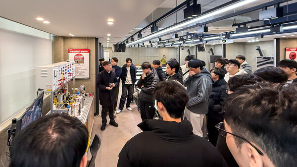 지난 10일 ‘부산 대표 커뮤니티 칼리지’ 경남정보대학교에서 대진전자고등학교 학생 50여 명이 에너지신산업 혁신융합대학 사업단의 첨단 실습장비와 스마트 교육환경을 체험하는 견학 프로그램에 참여하고 있다.(사진_경남정보대)