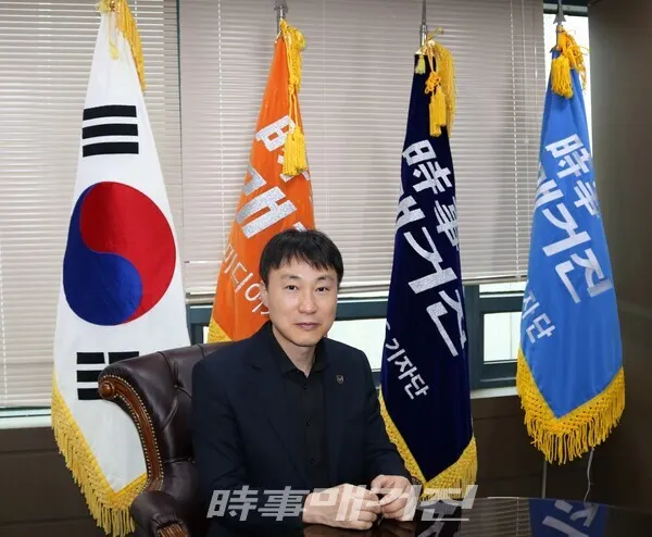 에스티시스템(주) 김재열 대표가 시사매거진 브리핑룸에서 인터뷰를 하고 있다.(사진_한영두 기자)