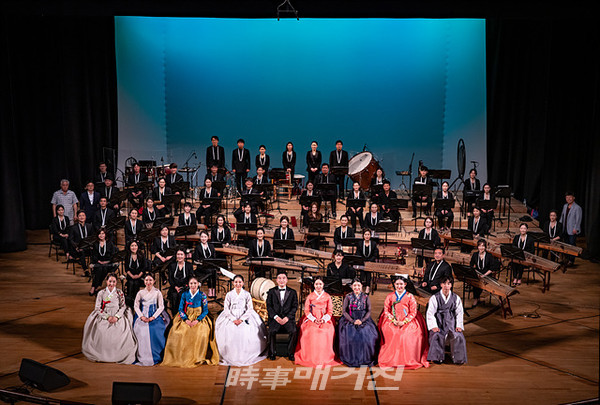 광주시립국악관현악단은 봄을 여는 첫 연주회로 3월 18일 제 125회 정기연주회 ‘봄 축제 한마당’을 국립아시아문화전당 제1극장에서 공연한다. 국민소리꾼 장사익, 명창 유지숙, 퉁소 최민 등이 출연해 감동의 무대를 선사한다. 특히, 이날 무대에서는 시무형문화재 22호 ‘용전들노래’를 국악관현악으로 편곡해 들려준다.사진은 광주시립국악관현악단 공연모습이다.(사진_광주문화예술회관)