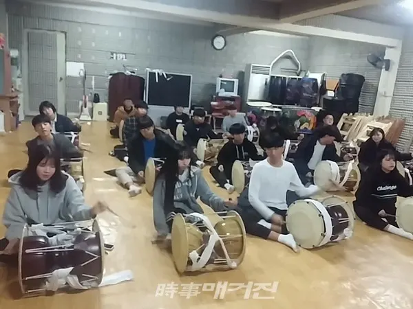 허영욱 이사장은 채상 뻣상모 전수자자로서 아직 뻣상모 전수 제자를 기르지 못한 것을 아쉬움을 전한다.