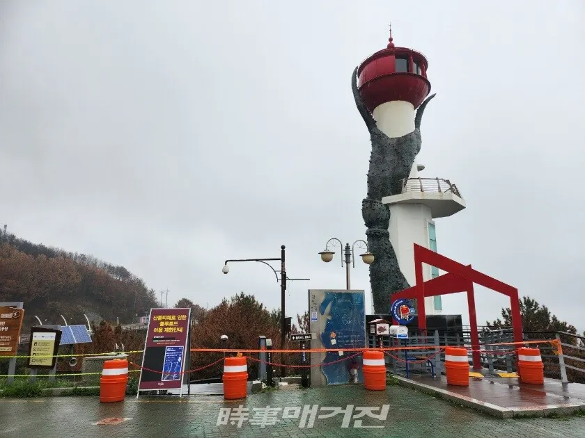 영남 산불의 화마로 잿더미가 된 영덕 해안절경길 블루 로드와 해안의 어촌 마을.(사진_조용우 칼럼니스트)