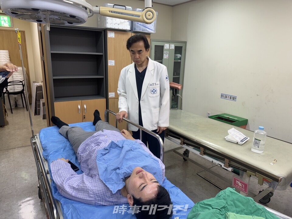 27일 오전 부산 금정구 세정타워 인근에서 거리 유세에 나선 개혁신당 정이한 부산시장 후보가 지나가던 차량 운전자로부터 음료 투척 피해를 입은 뒤 병원 치료를 받고 있다.(사진_캠프사무실)