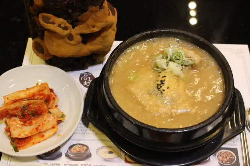 ▲ 고봉삼계탕의 대표적인 메뉴 인 상황삼계탕. 쫄깃쫄깃한 육질의 닭고기와 상황버섯 가루로 인해 깊고 걸쭉한 국물이 일품이다.