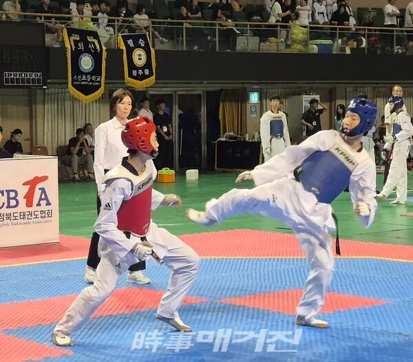 남자 고등부 페더급 결승 청 청주공고 조민우 홍 충북체육고등학교 이태겸 주심 이소미 심판 (사진_이성만 기자)